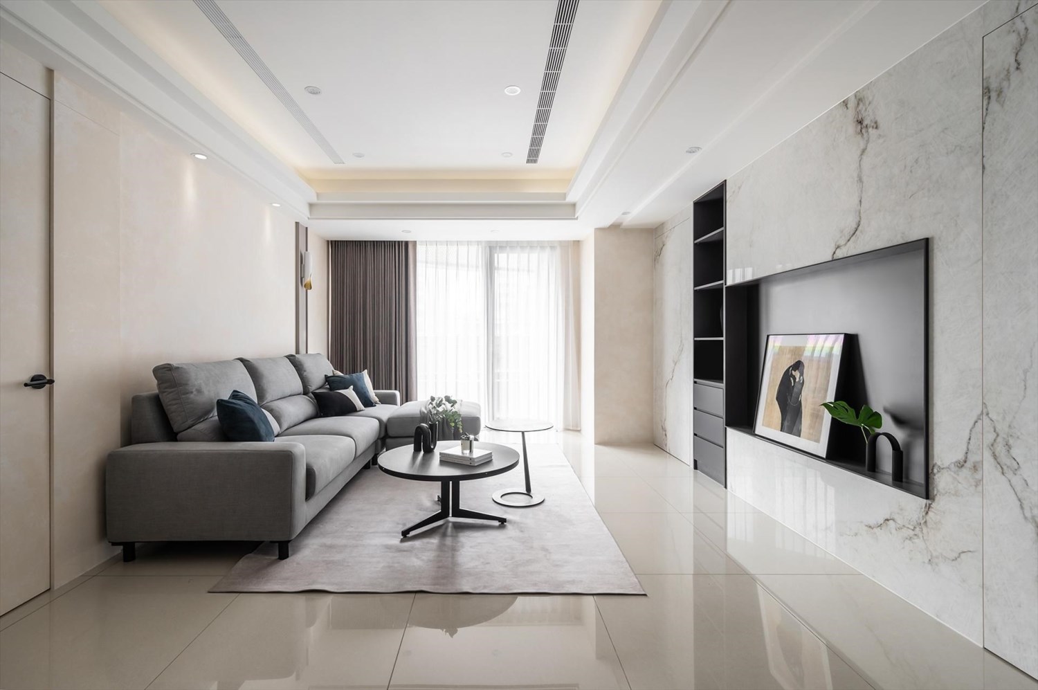 電視牆設計案例 10 – 大理石牆面搭配系統櫃